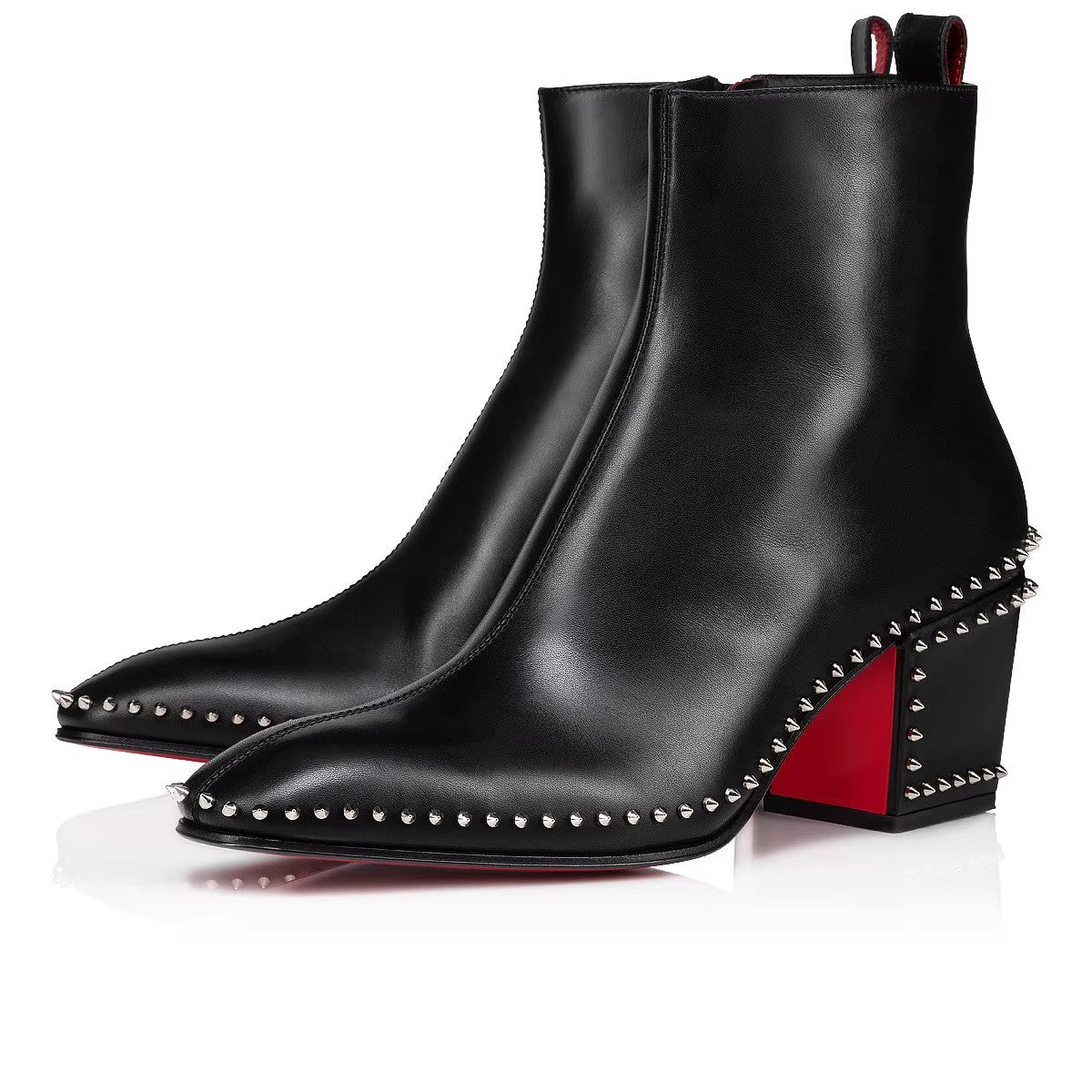 Nietengeschmückte Ankle Boots mit roter Sohle