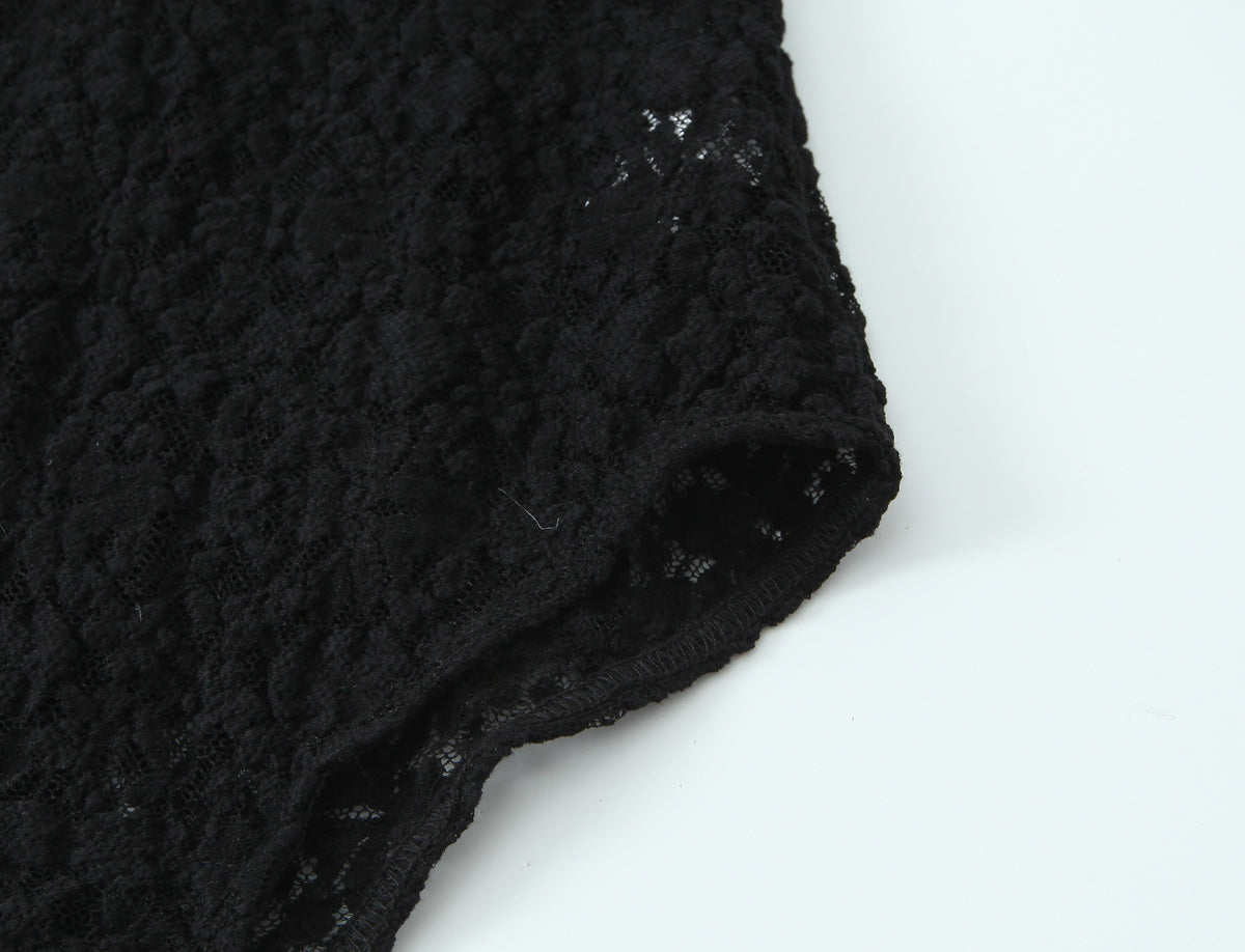 Verführerisches Set: Netz-Body kombiniert mit seidigem Minirock