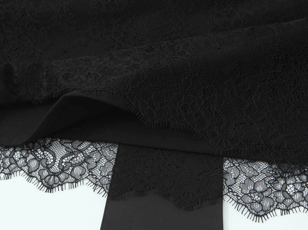 Verführerisches Set: Netz-Body kombiniert mit seidigem Minirock