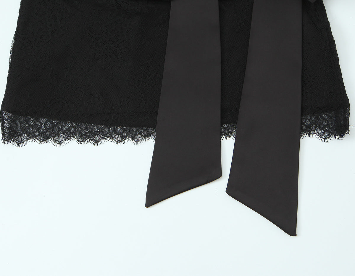 Verführerisches Set: Netz-Body kombiniert mit seidigem Minirock