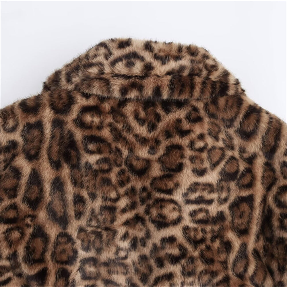 Glamouröser Kurzmantel aus Kunstfell – Leoparden-Print mit breitem Reverskragen