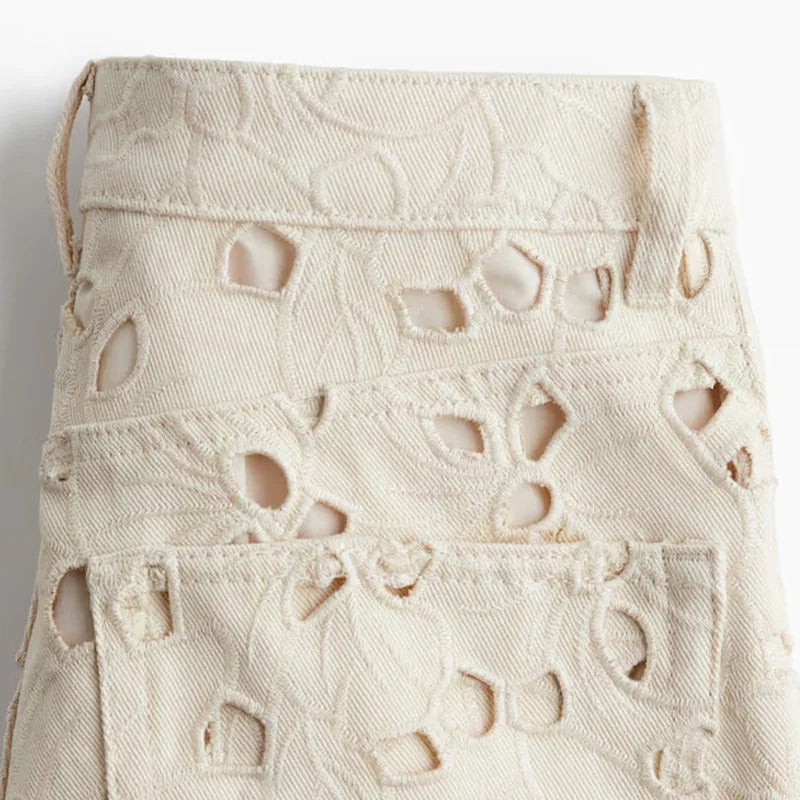 Elegante Hose mit filigraner Lochstickerei