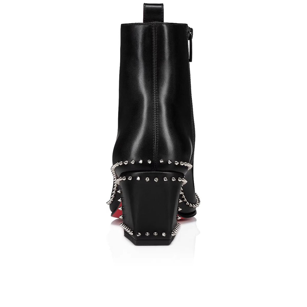 Nietengeschmückte Ankle Boots mit roter Sohle