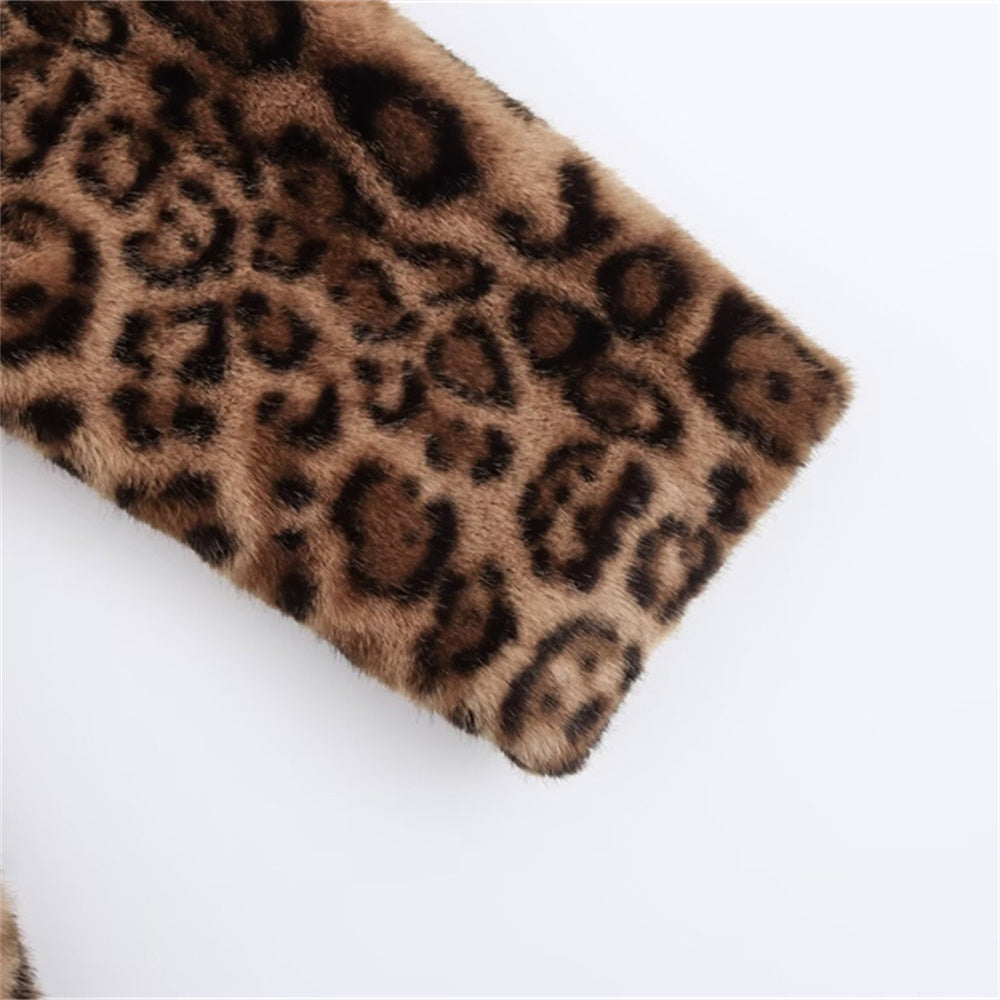 Glamouröser Kurzmantel aus Kunstfell – Leoparden-Print mit breitem Reverskragen