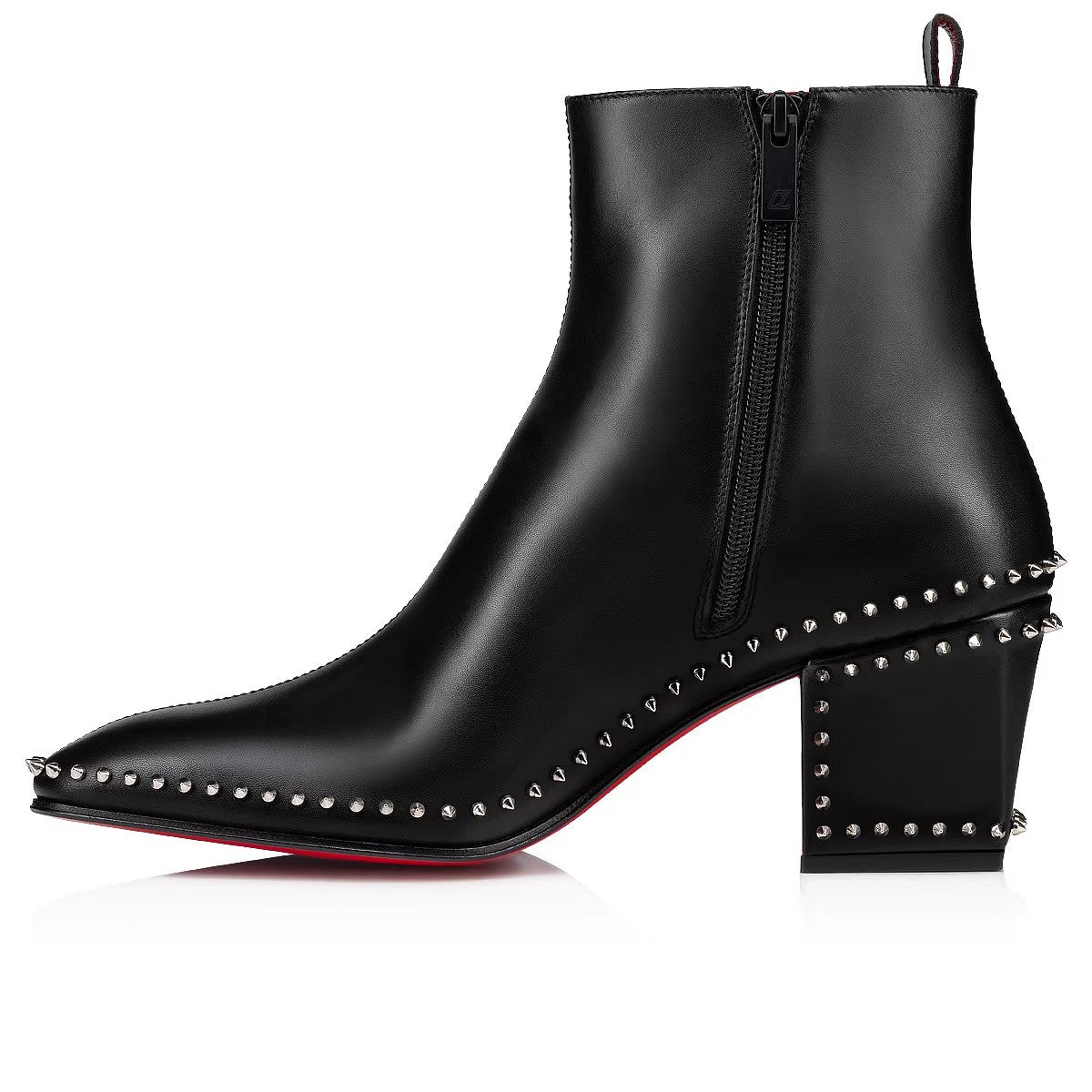 Nietengeschmückte Ankle Boots mit roter Sohle