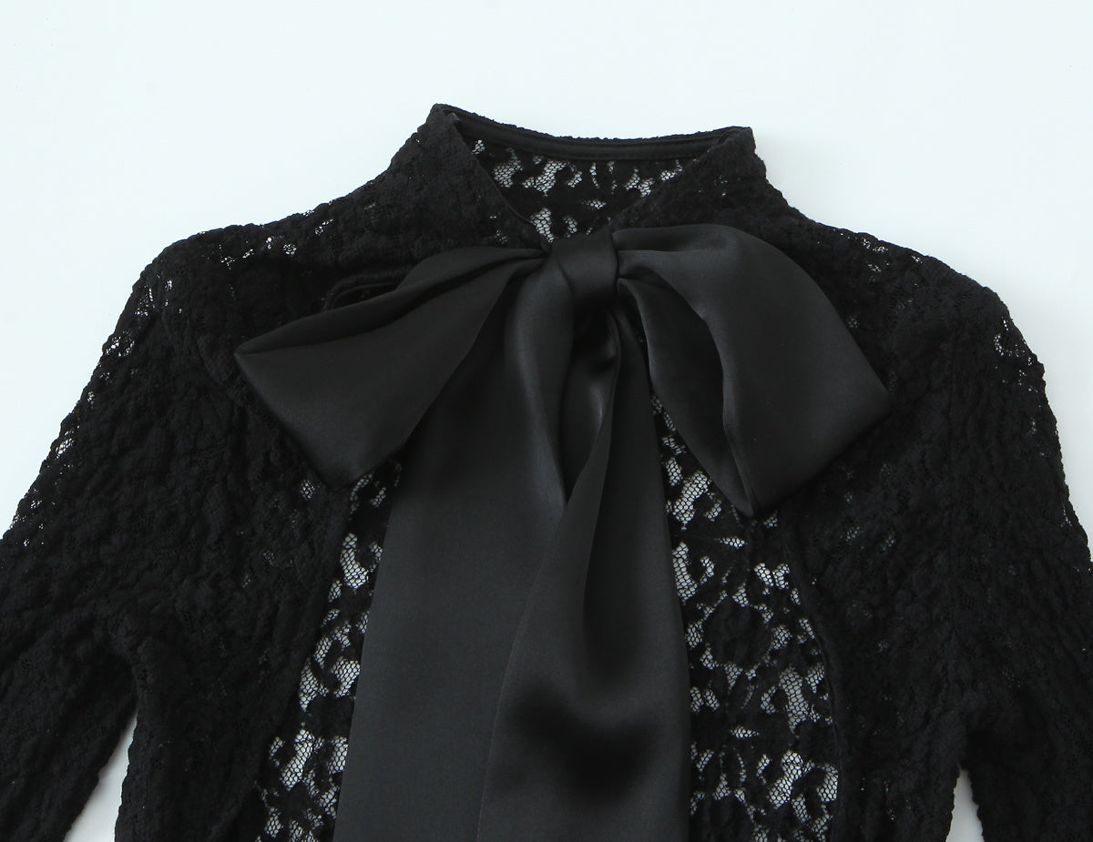 Verführerisches Set: Netz-Body kombiniert mit seidigem Minirock