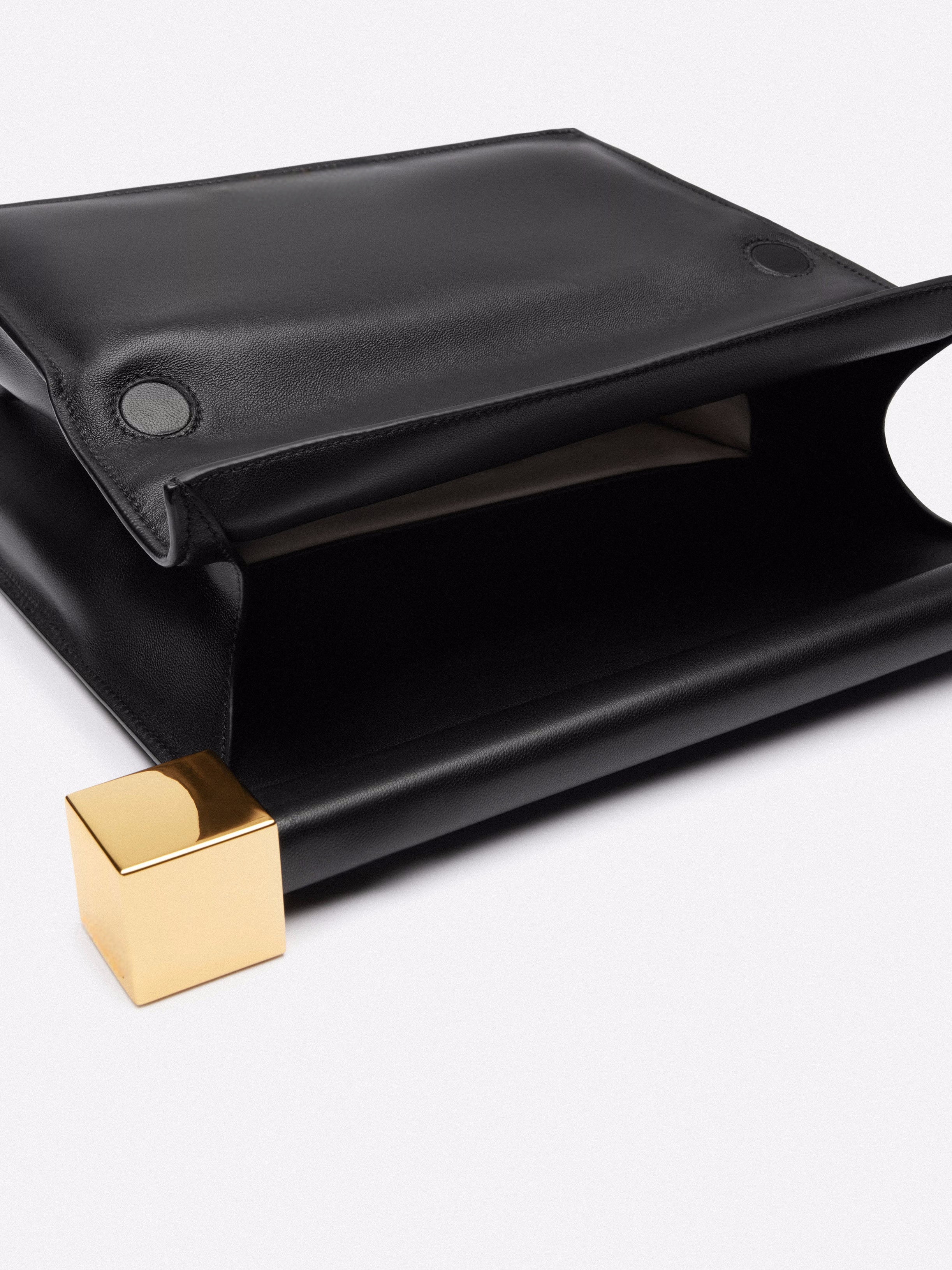 Edle Handtasche mit goldfarbenem Riegelverschluss – Weiche Clutch