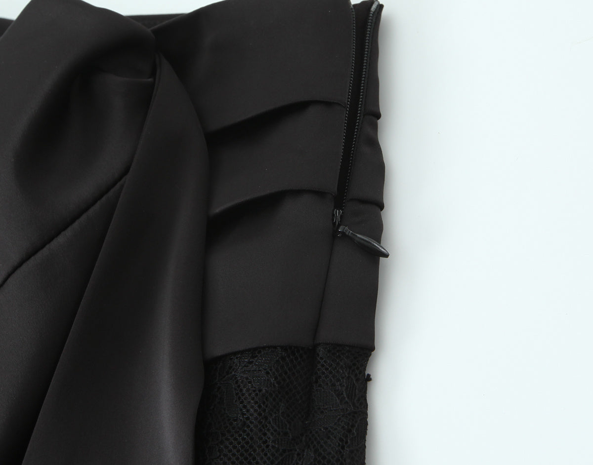 Verführerisches Set: Netz-Body kombiniert mit seidigem Minirock