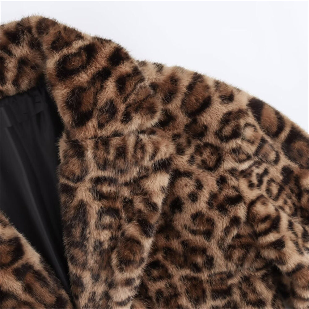 Glamouröser Kurzmantel aus Kunstfell – Leoparden-Print mit breitem Reverskragen