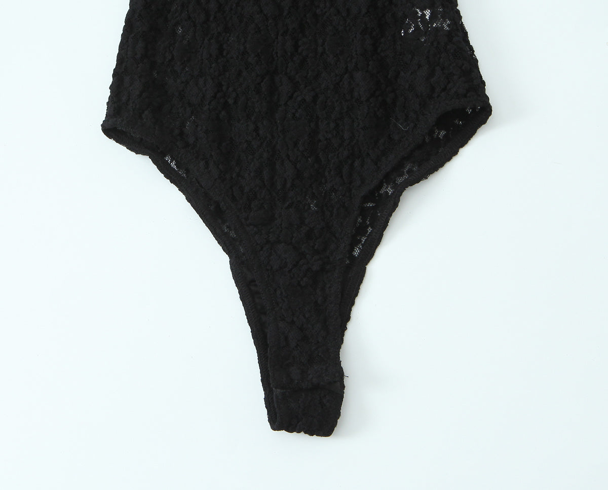 Verführerisches Set: Netz-Body kombiniert mit seidigem Minirock