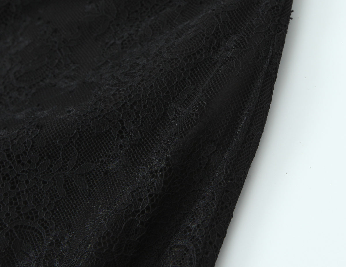 Verführerisches Set: Netz-Body kombiniert mit seidigem Minirock