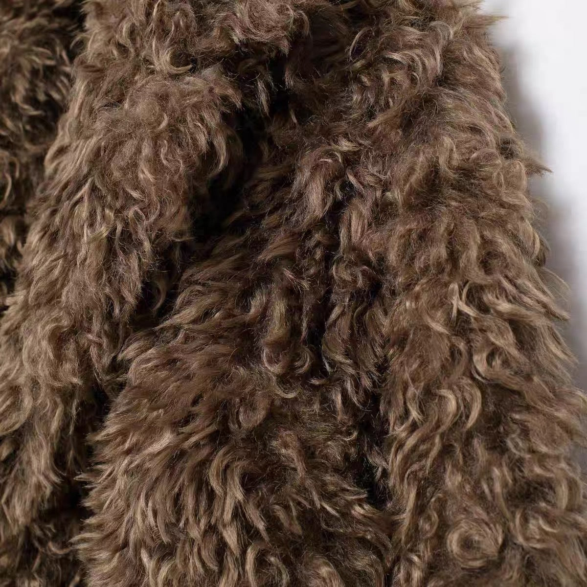 Modische kurze Kunstfell-Jacke – Lässiger Streetstyle-Blouson mit Reverskragen