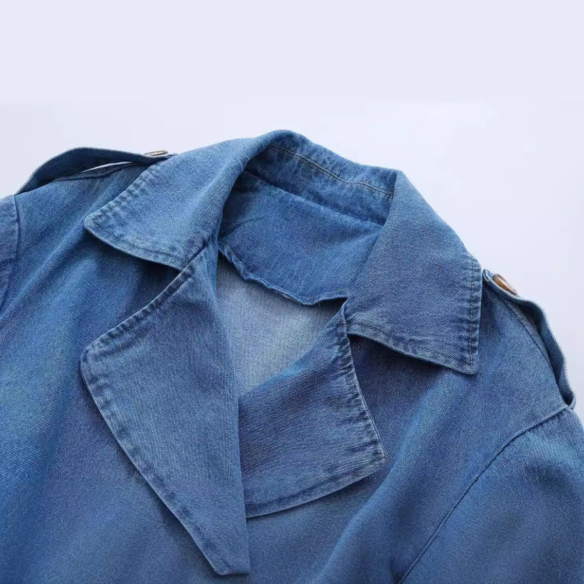 Langer Denim-Trenchcoat mit Gürtel und klassischen Details