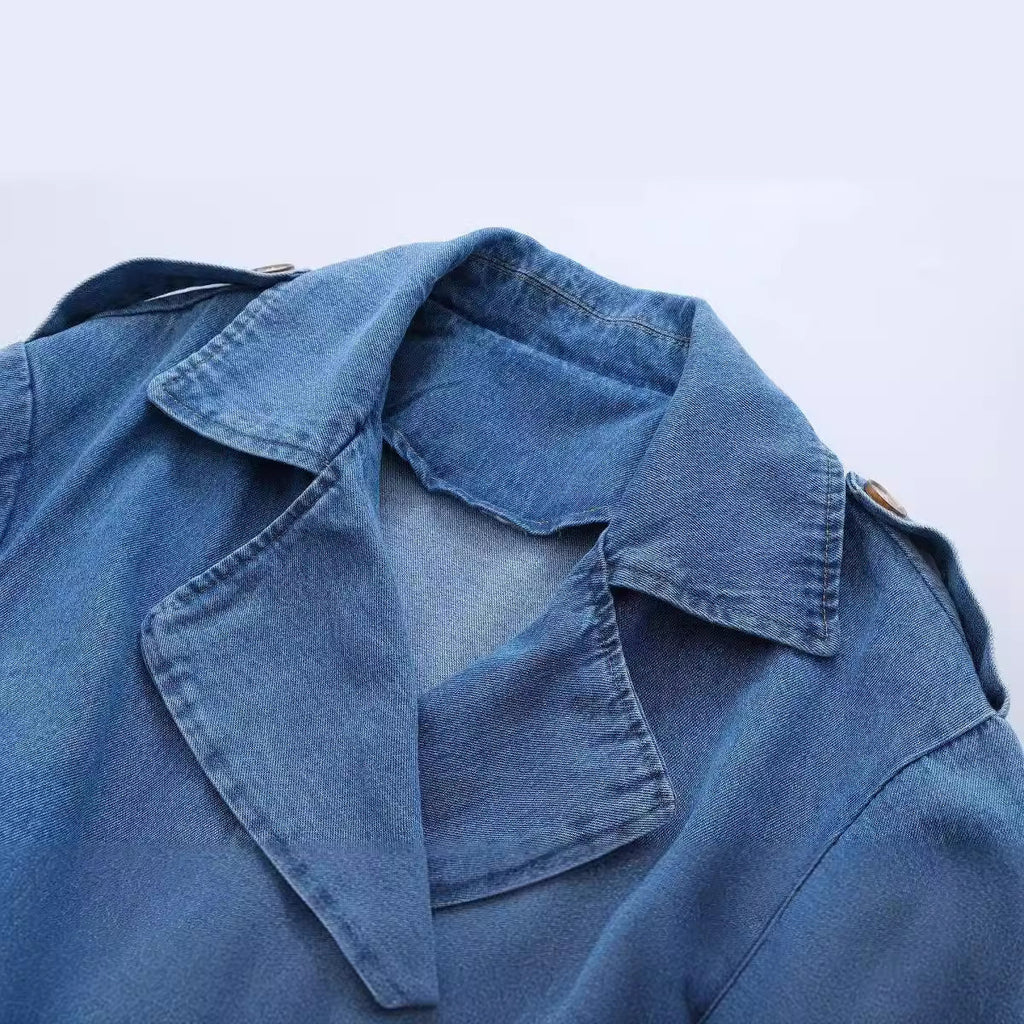 Langer Denim-Trenchcoat mit Gürtel und klassischen Details