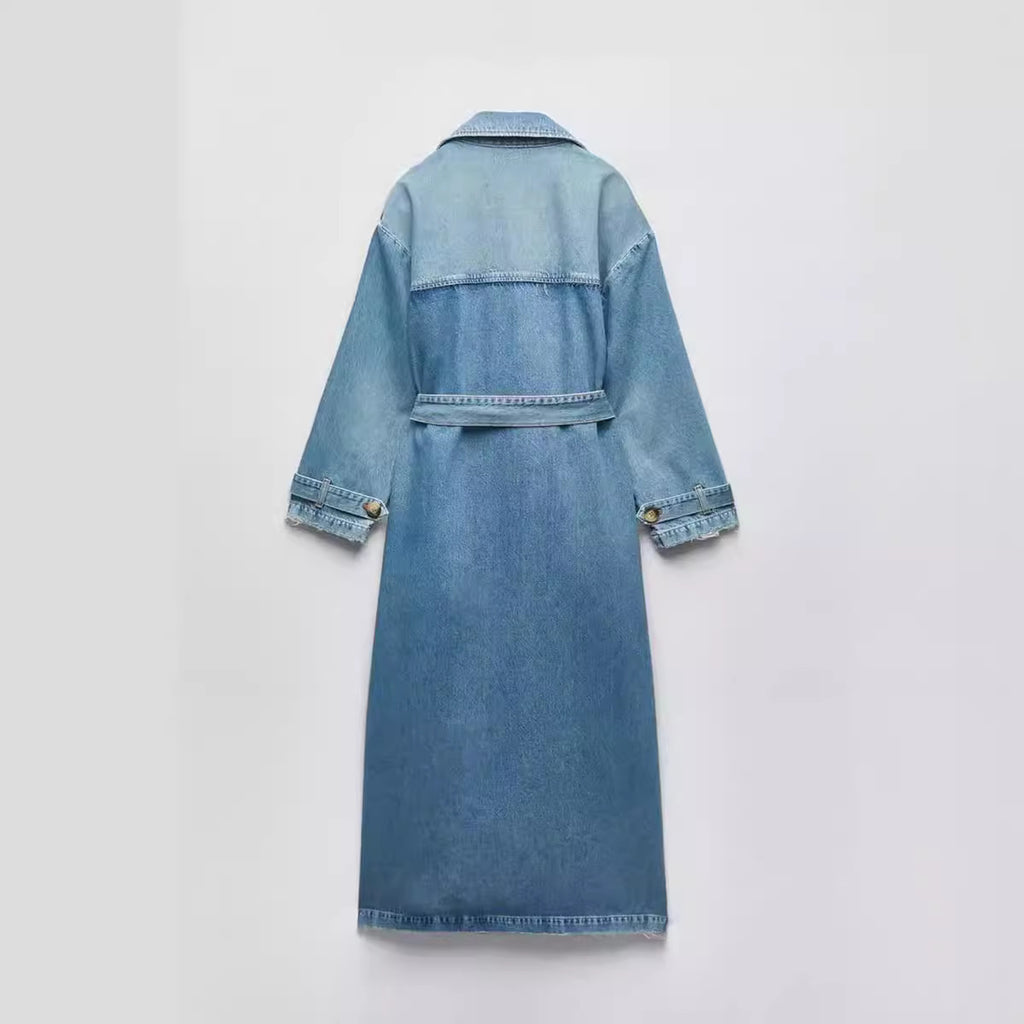 Langer Denim-Trenchcoat mit Gürtel und klassischen Details