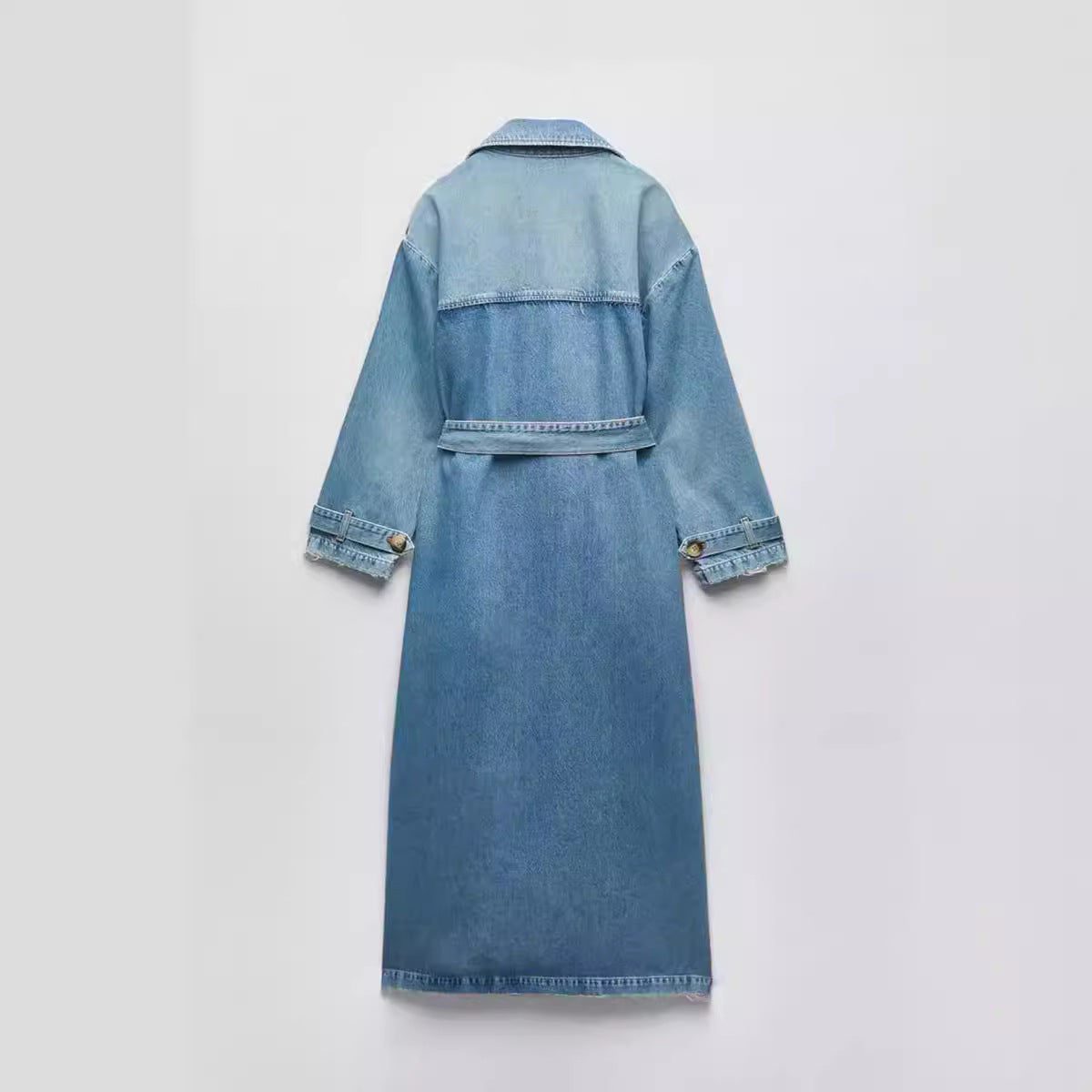 Langer Denim-Trenchcoat mit Gürtel und klassischen Details