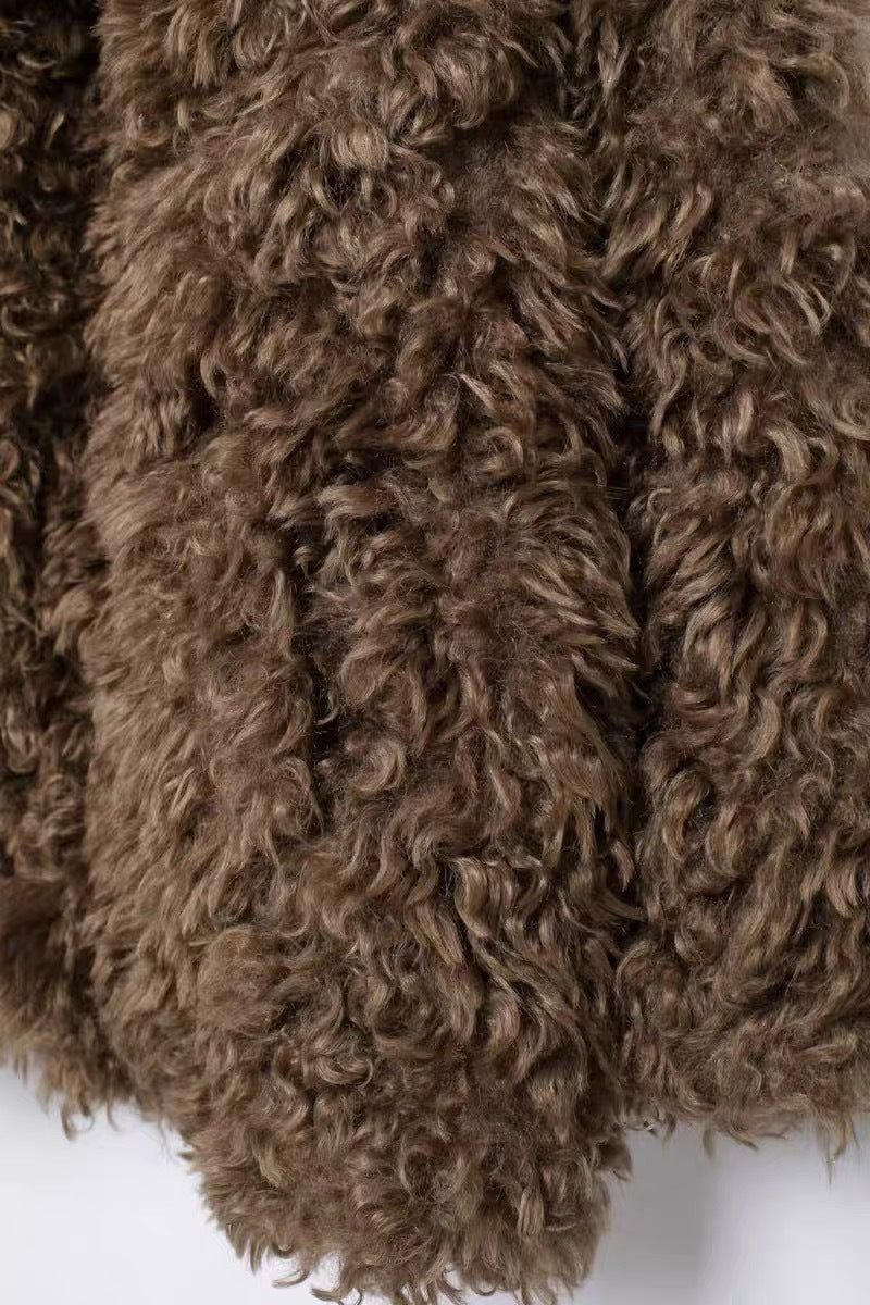 Modische kurze Kunstfell-Jacke – Lässiger Streetstyle-Blouson mit Reverskragen