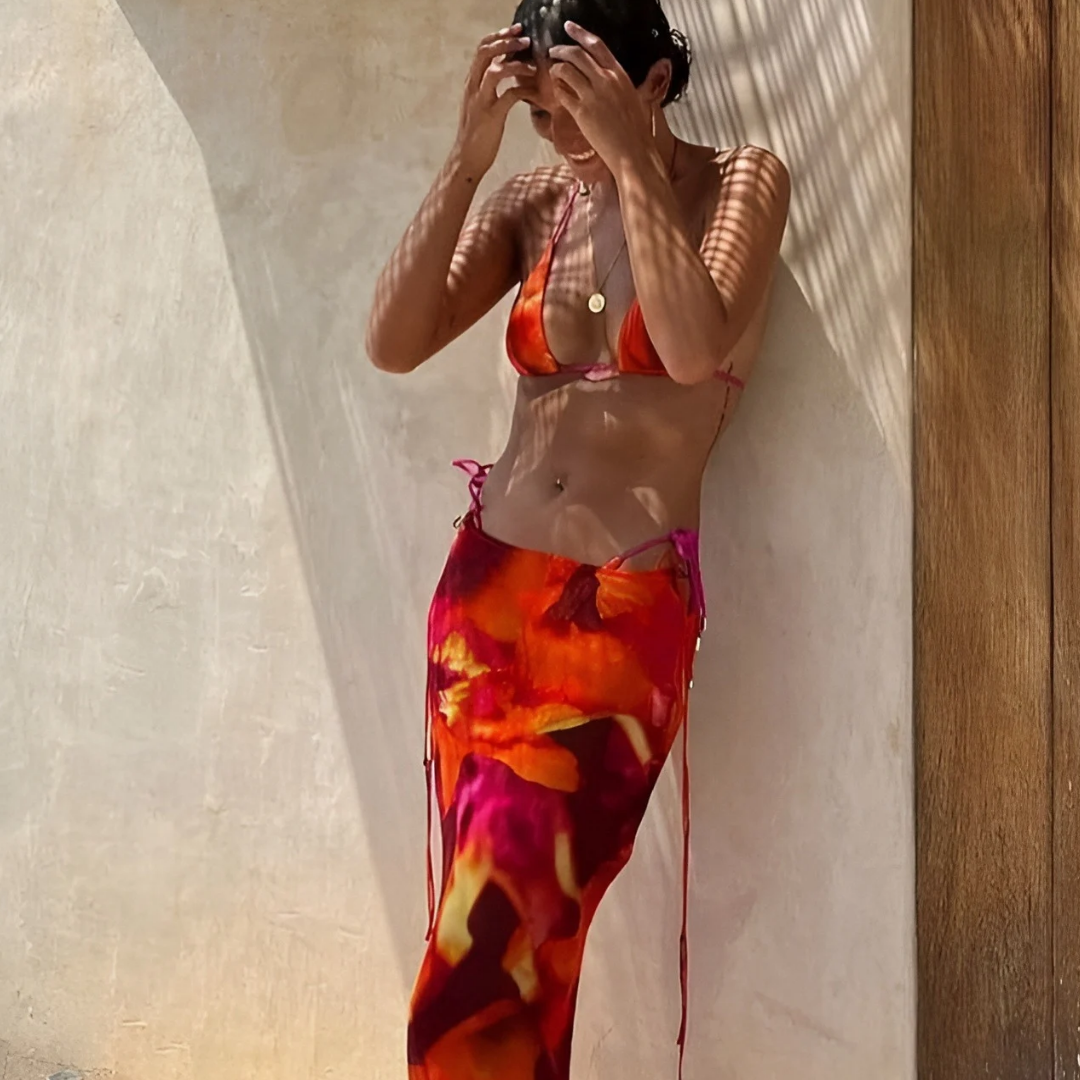 Zebra Chic: Schwarzer und weißer Zebra-Rock mit passendem Bikini