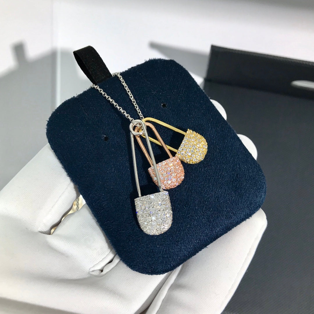 APN Kollektion Kette – Elegante Halskette mit funkelnden Sicherheitsnadel-Anhängern