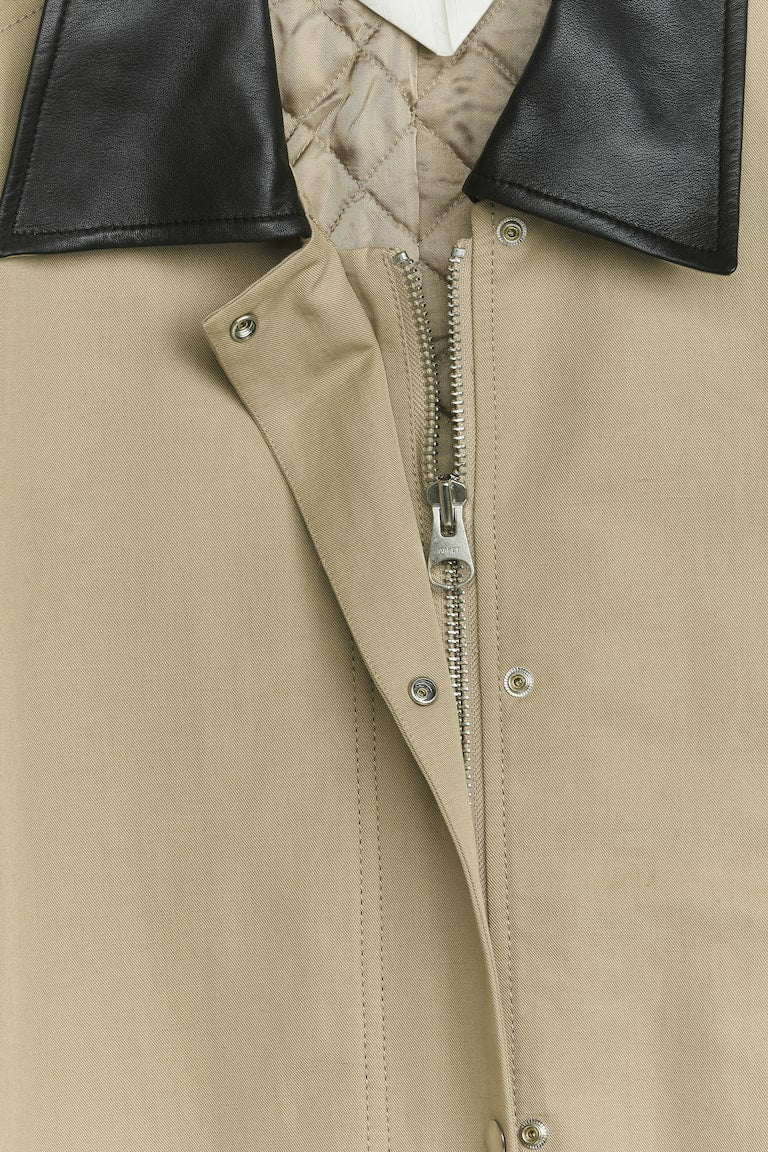 Stilvoller langer Mantel mit Kontrast-Details