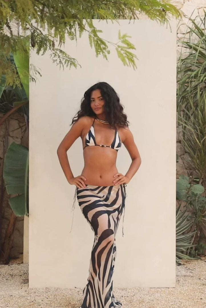 Zebra Chic: Schwarzer und weißer Zebra-Rock mit passendem Bikini